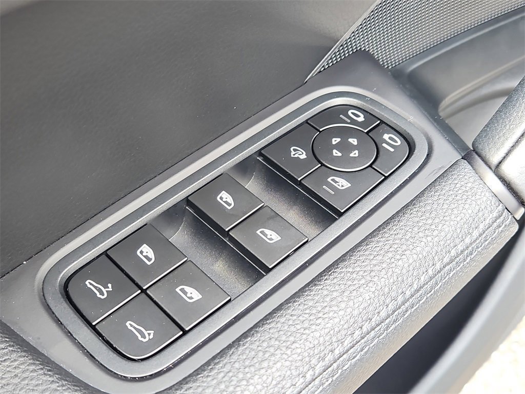 Certified 2025 Porsche Cayenne image 12