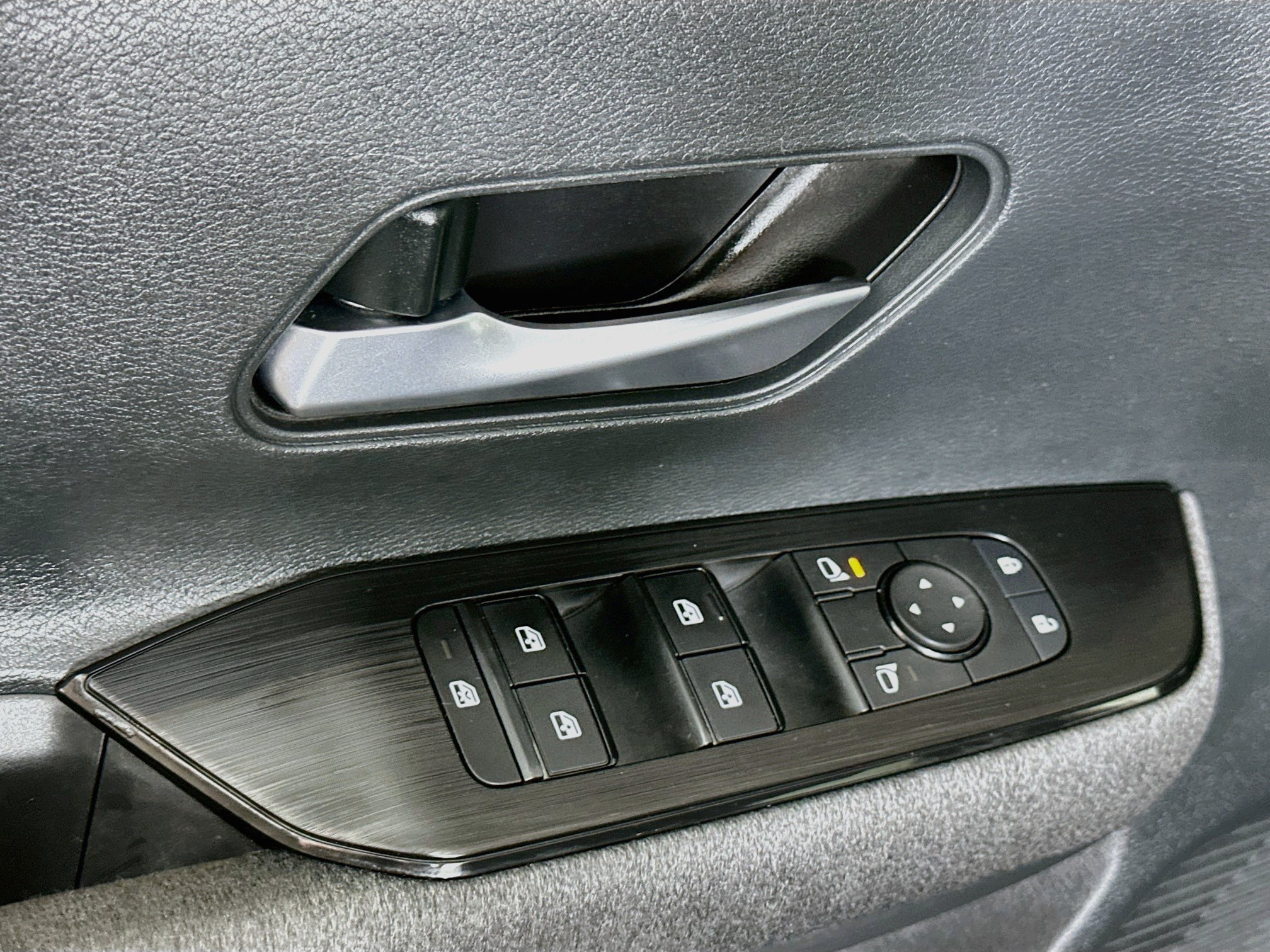 Used 2025 Nissan Kicks SV AWD/4WD image 15