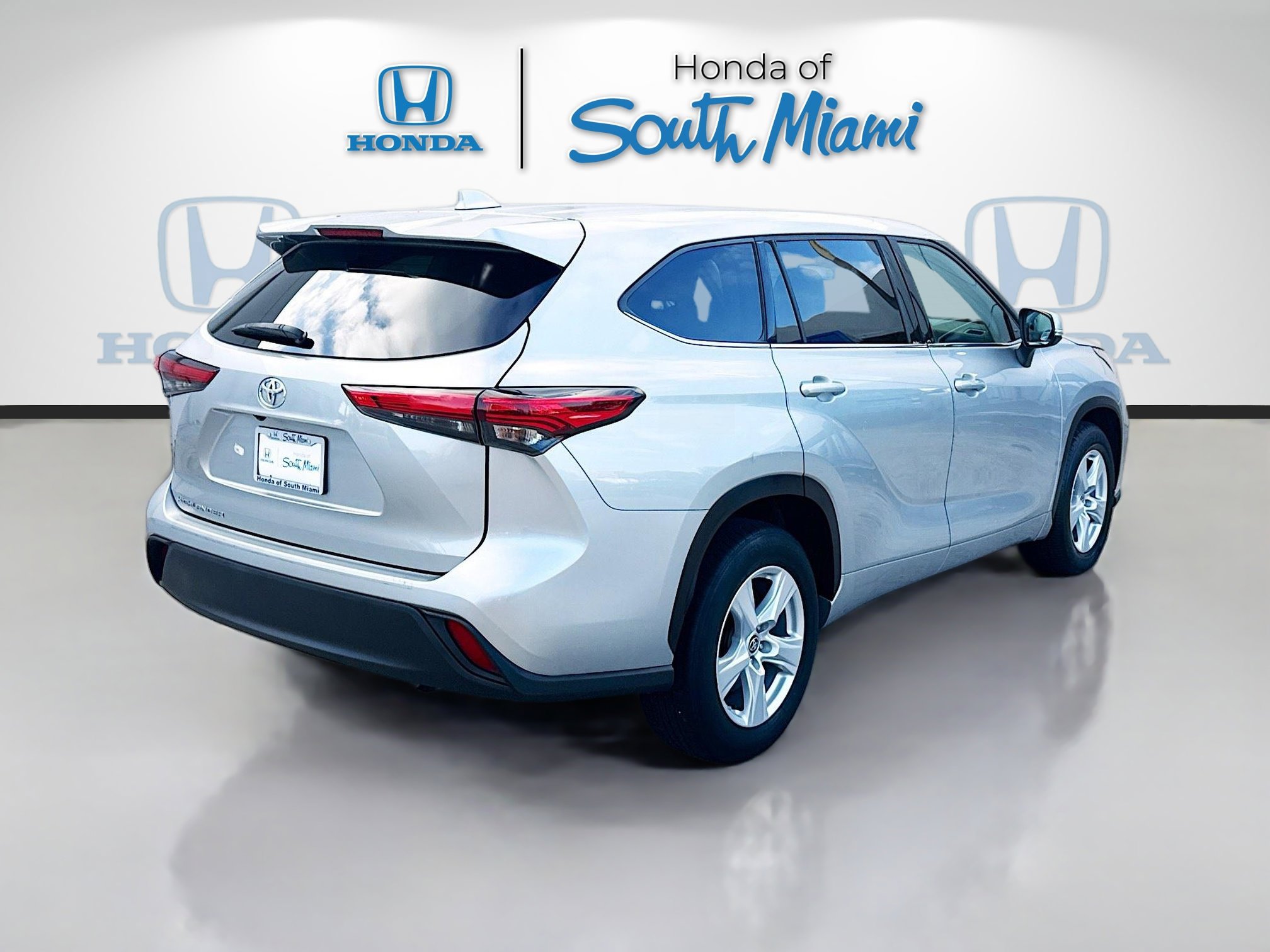 Used 2020 Toyota Highlander L FWD image 7