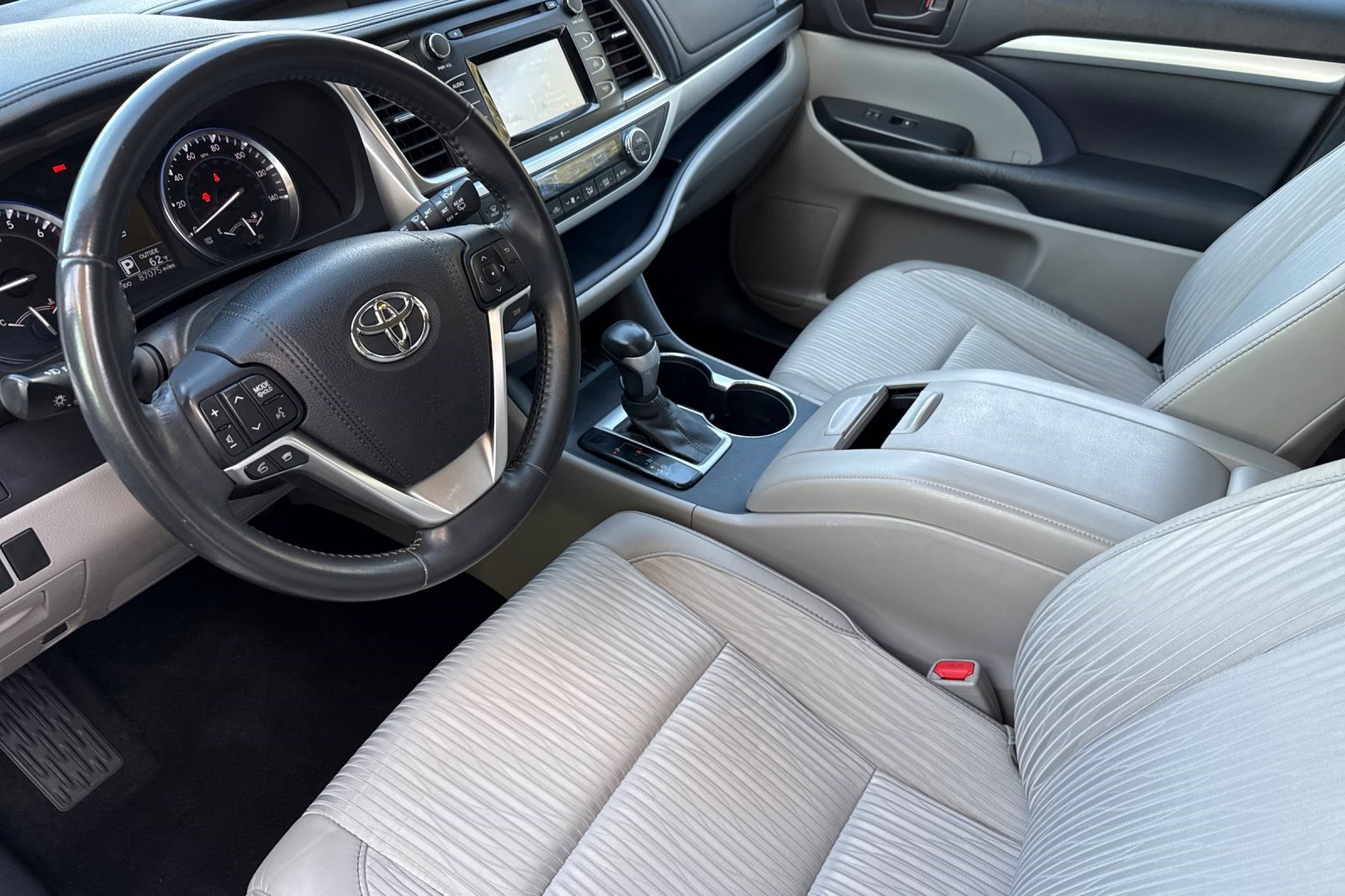 Used 2015 Toyota Highlander Plus FWD image 4