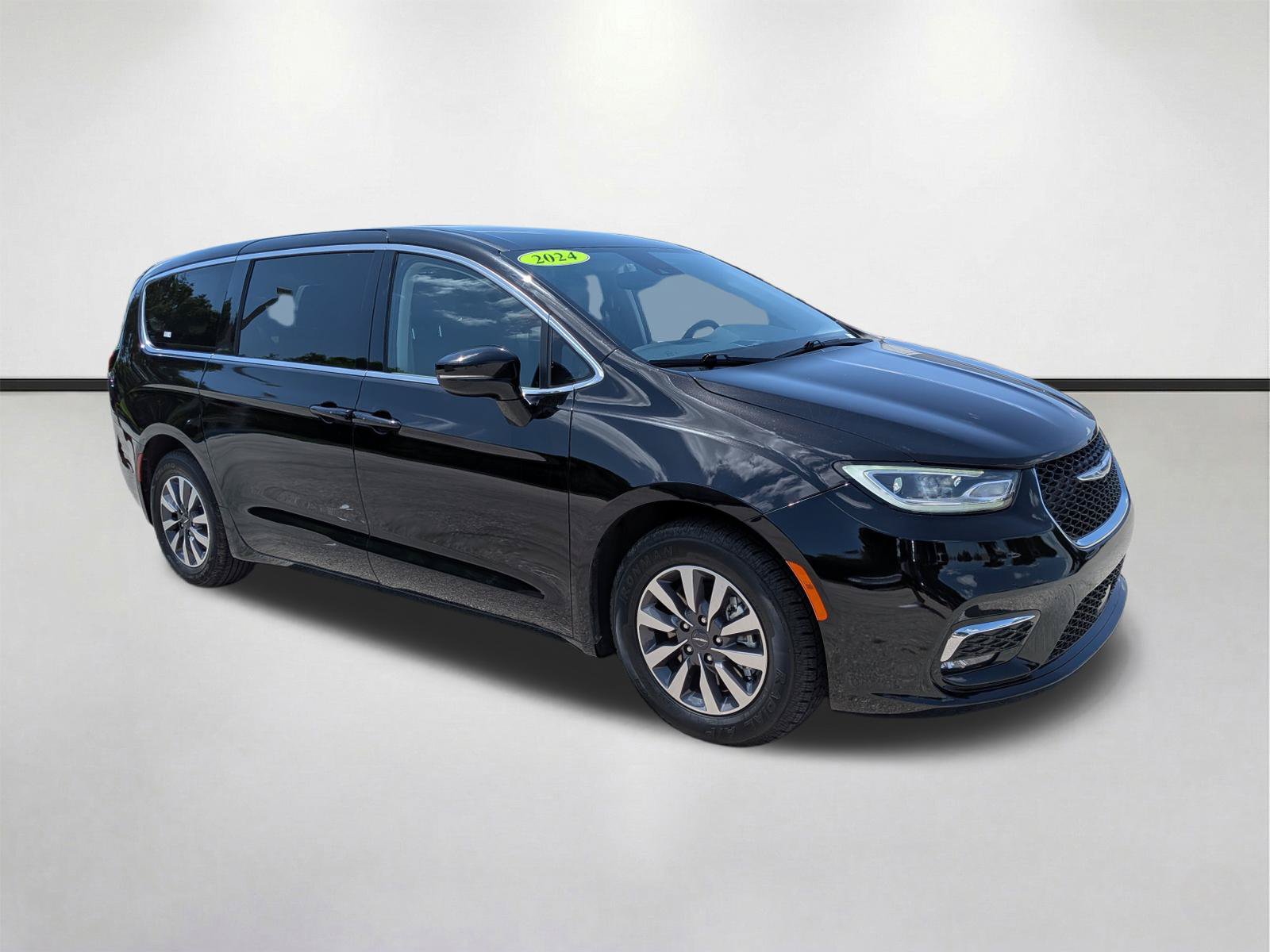 Used 2024 Chrysler Pacifica Limited FWD image 1