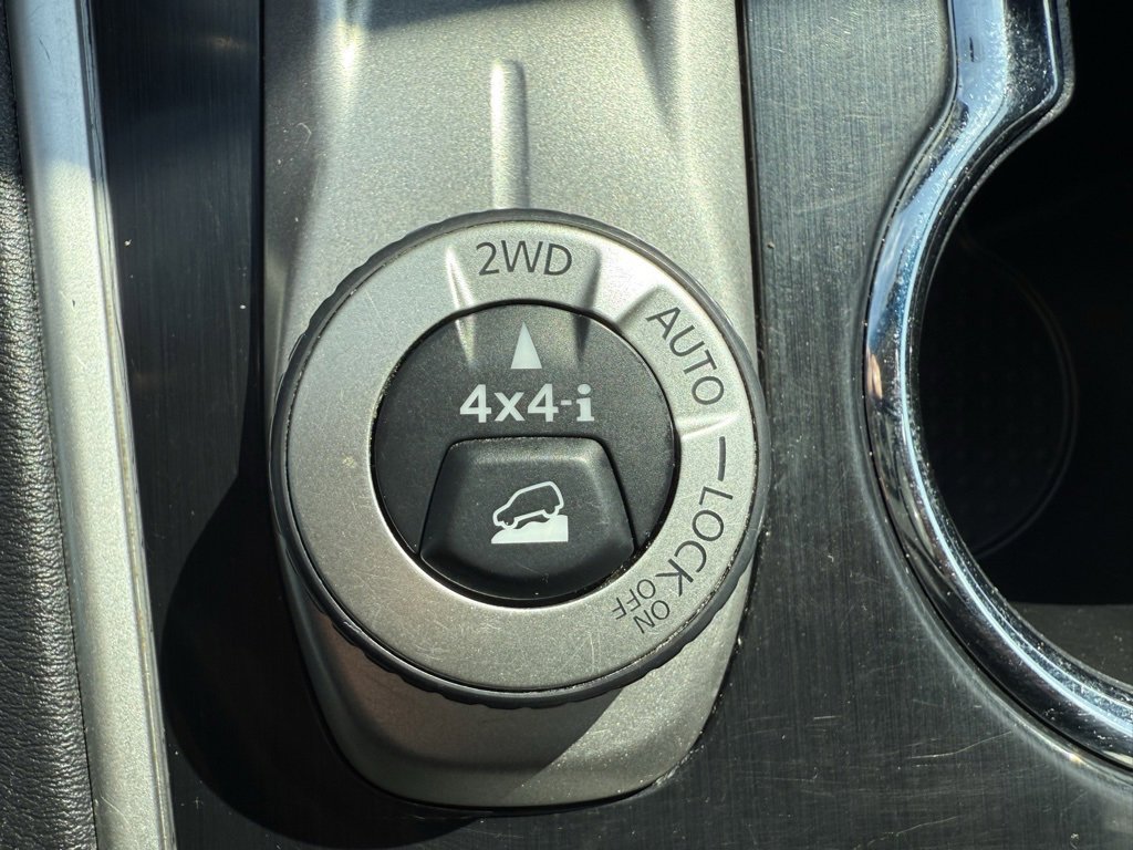 Used 2020 Nissan Pathfinder SV image 29