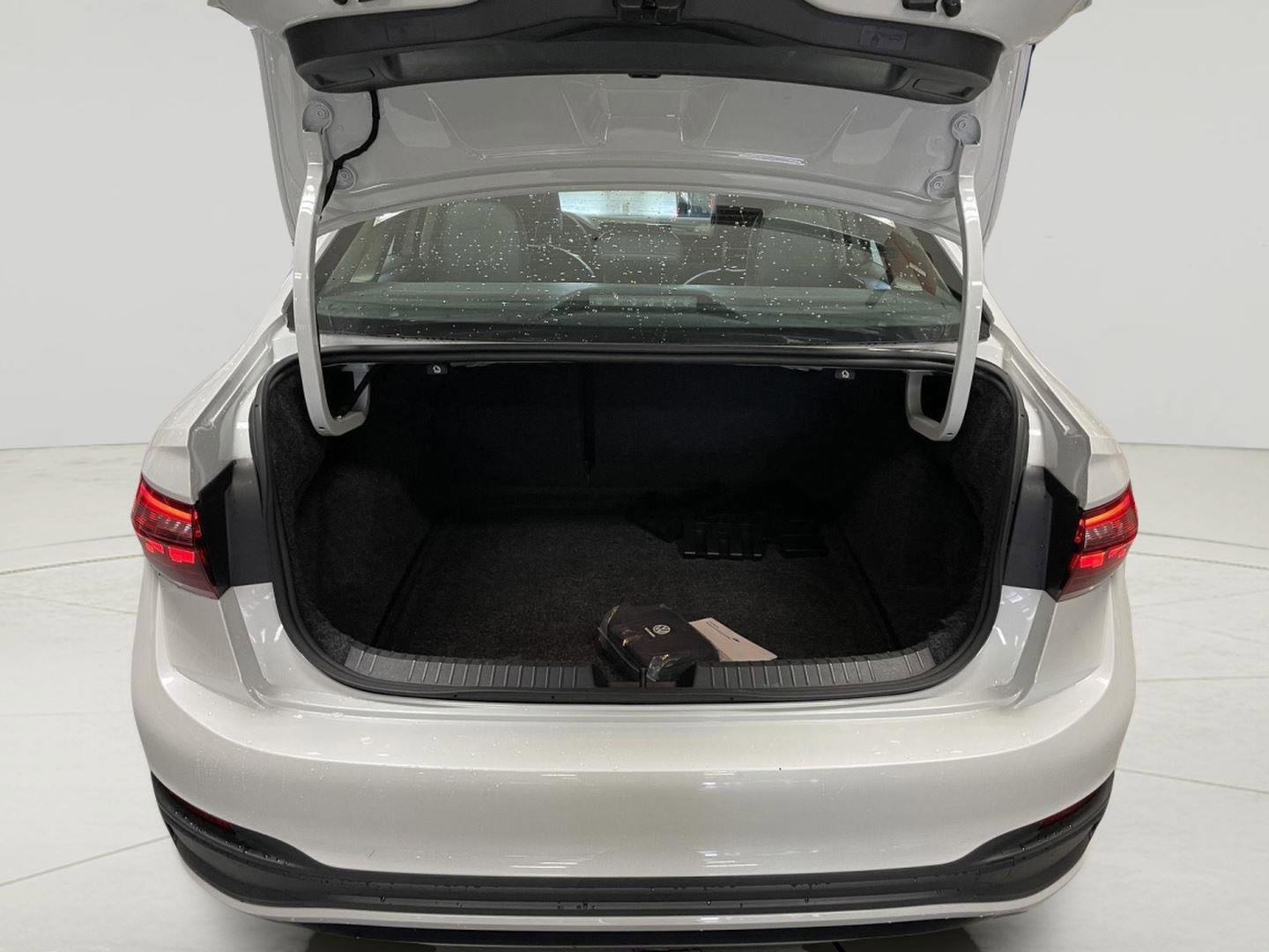 Used 2025 Volkswagen Jetta SE w/ Sunroof Package image 9