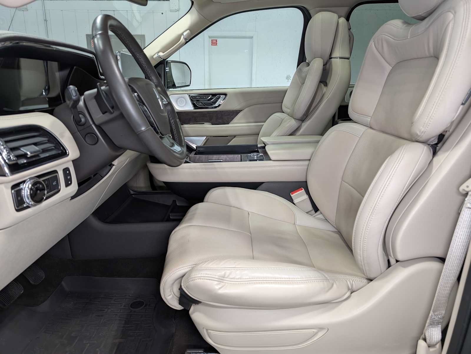 Used 2020 Lincoln Navigator Reserve w/ Luxury Package AWD/4WD image 4