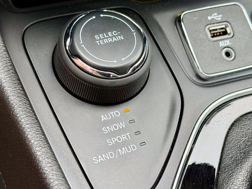 Used 2019 Jeep Cherokee Limited AWD/4WD image 32