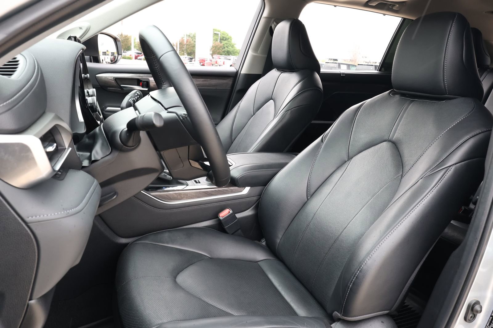 Used 2024 Toyota Highlander Limited AWD/4WD image 30