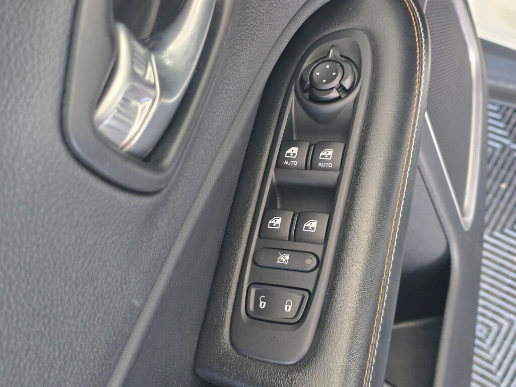 Used 2020 Jeep Compass Latitude AWD/4WD image 21