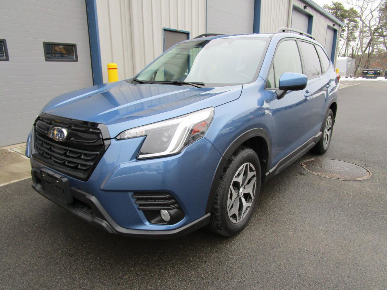Used 2023 Subaru Forester Premium image 1