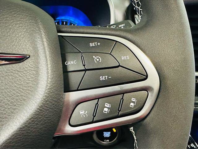 Used 2025 Chrysler Pacifica Select image 16