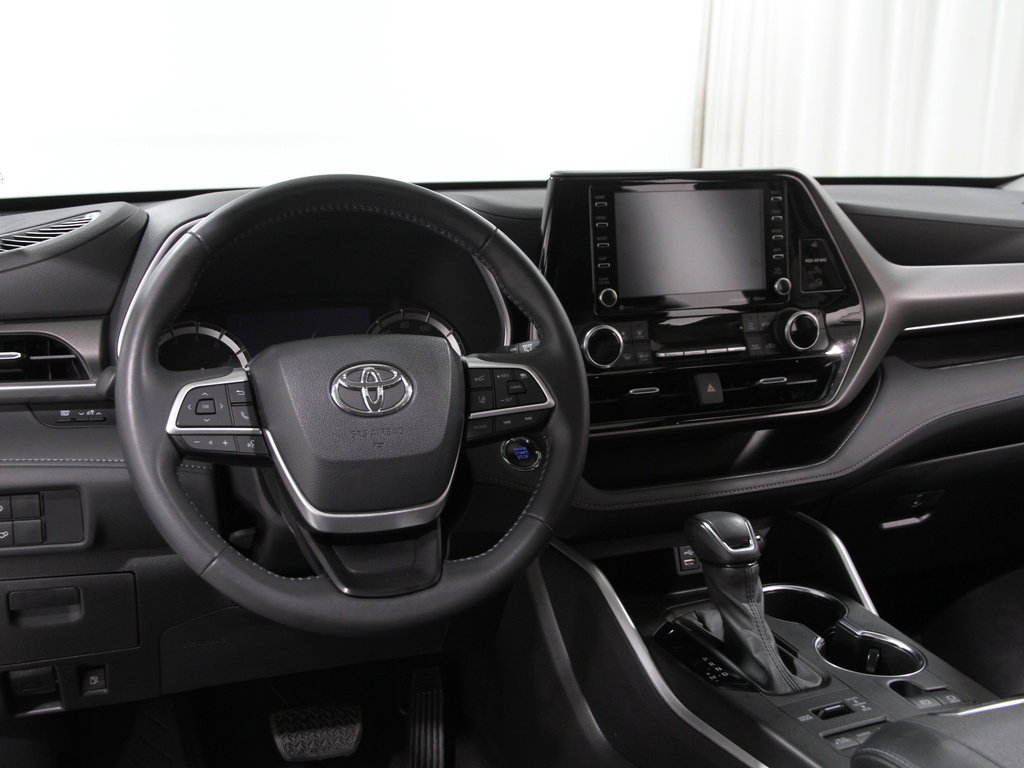 Used 2022 Toyota Highlander XLE image 6