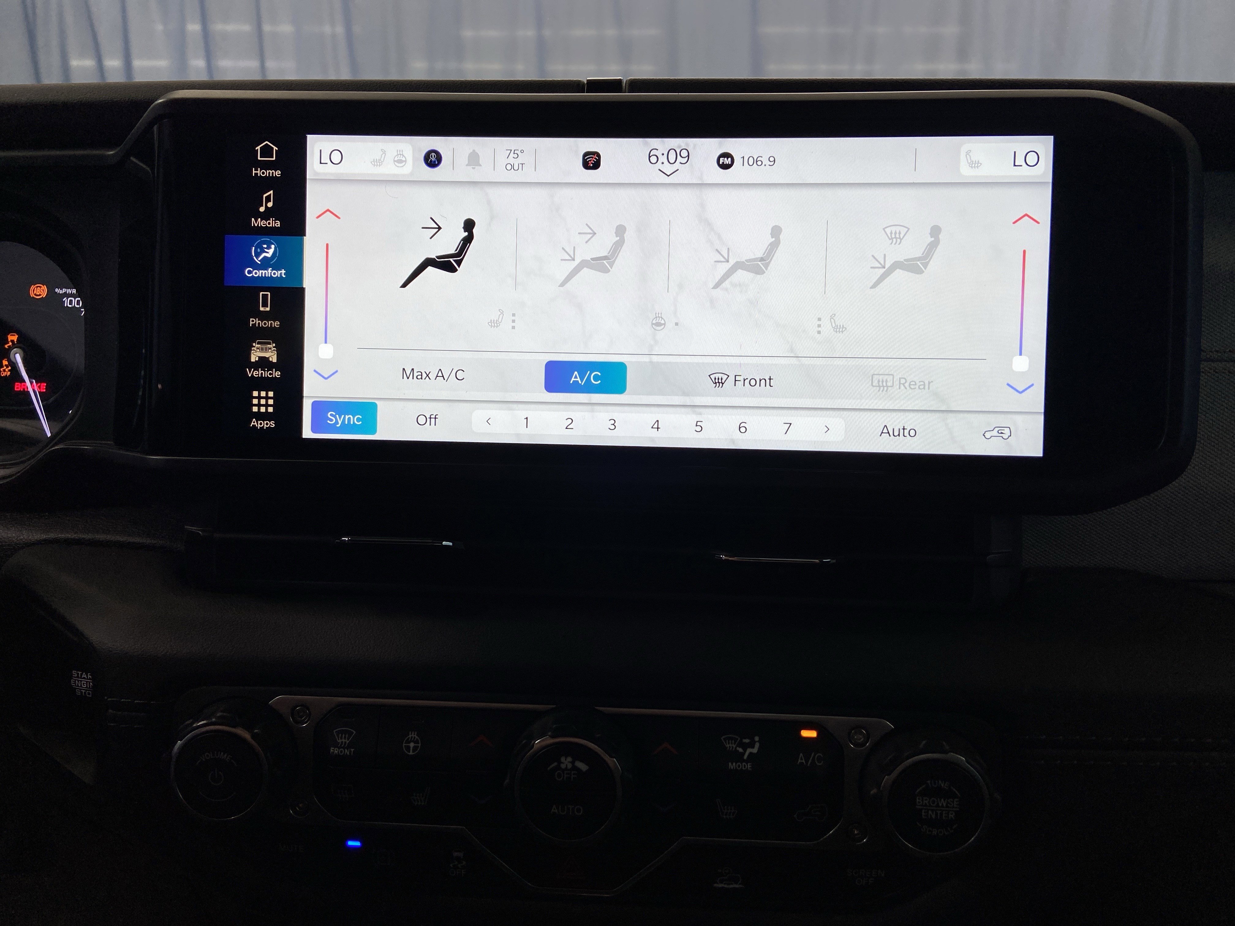 Used 2024 Jeep Wrangler Sahara image 19