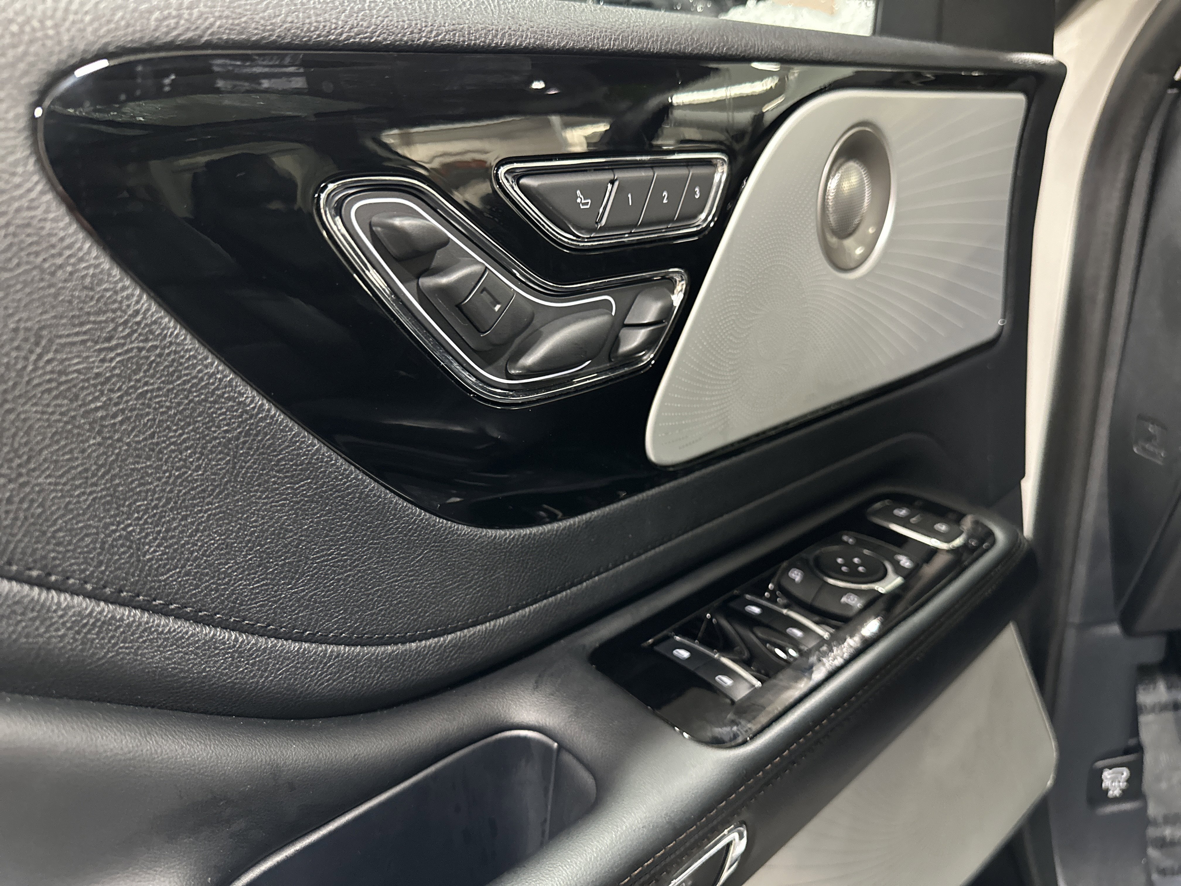 Used 2025 Lincoln Aviator Reserve w/ Equipment Group 201A image 15