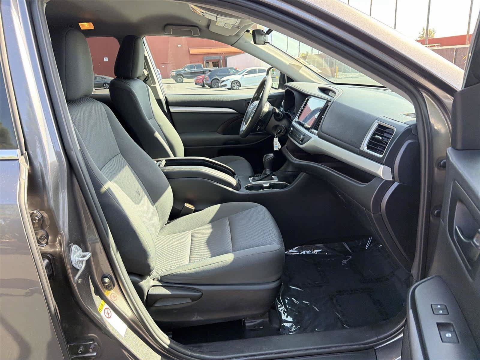 Used 2019 Toyota Highlander LE FWD image 15