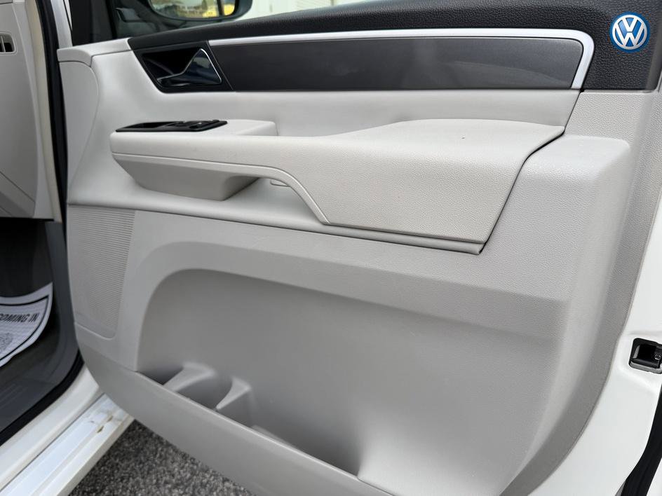 Used 2010 Volkswagen Routan SE FWD image 27