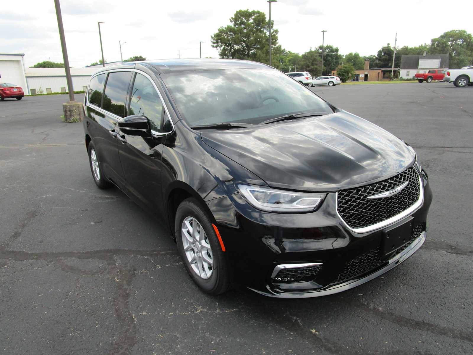 New 2026 Chrysler Pacifica Select FWD image 3