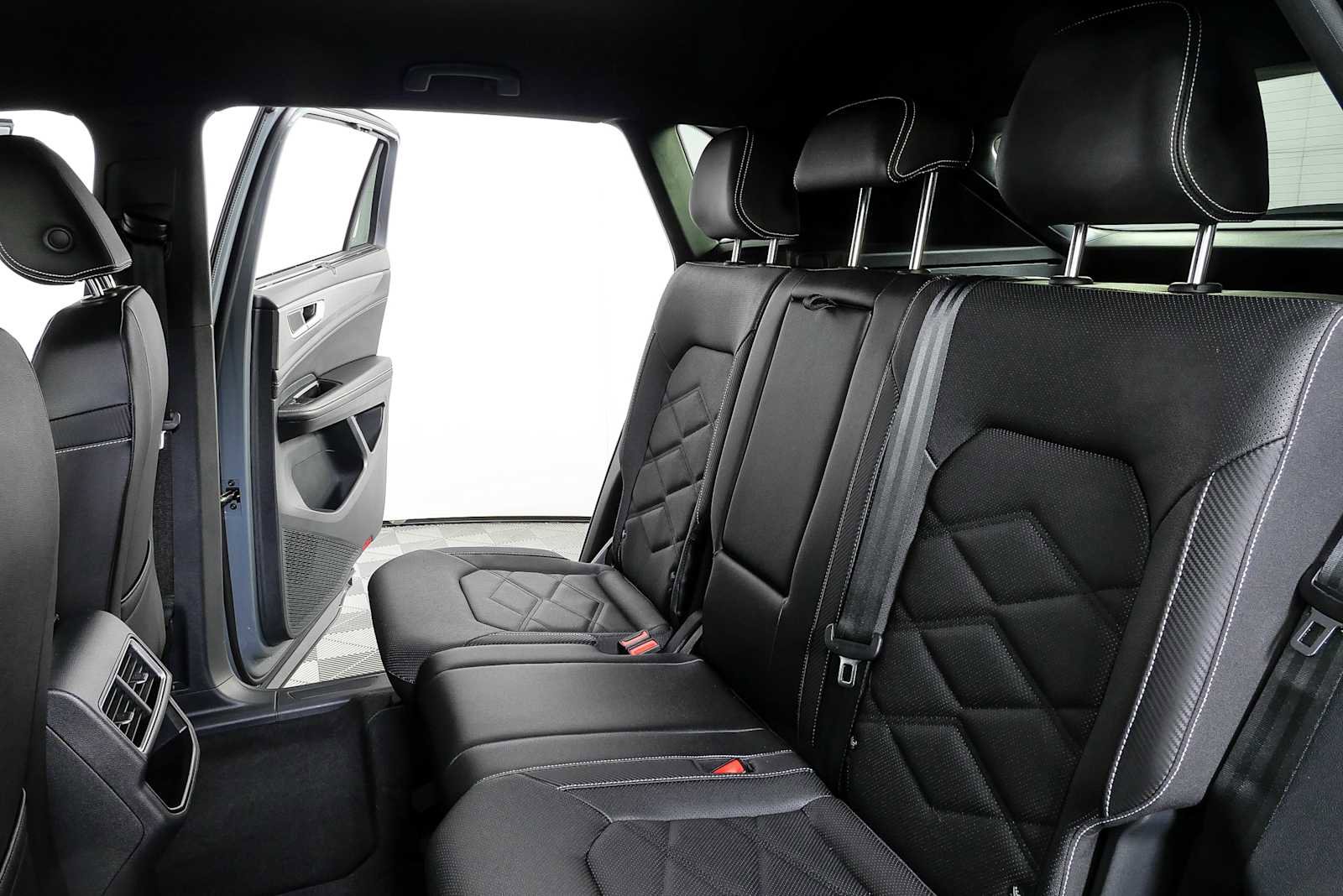 Certified 2025 Volkswagen Atlas Cross Sport SE w/ Black Wheel Package AWD/4WD image 21