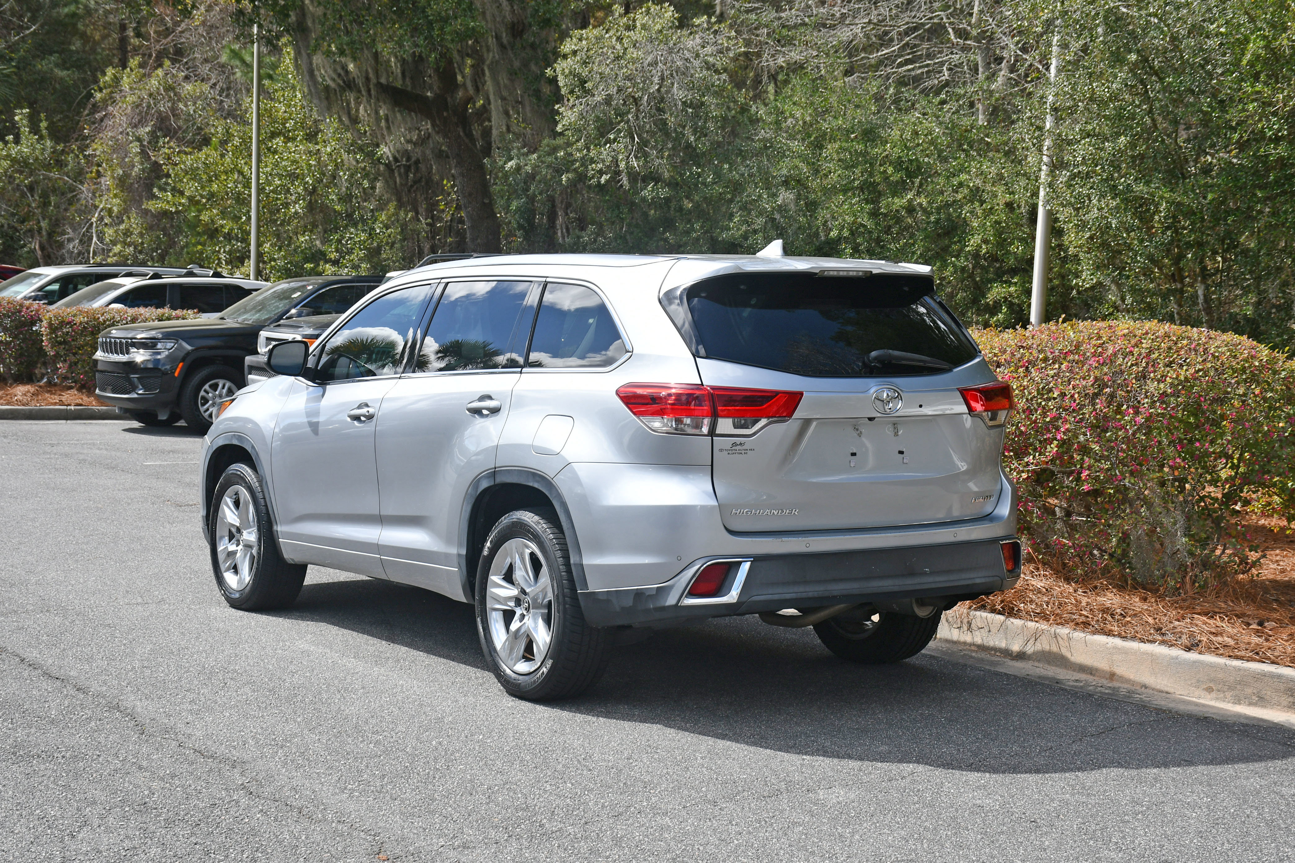 Used 2019 Toyota Highlander Limited FWD image 3