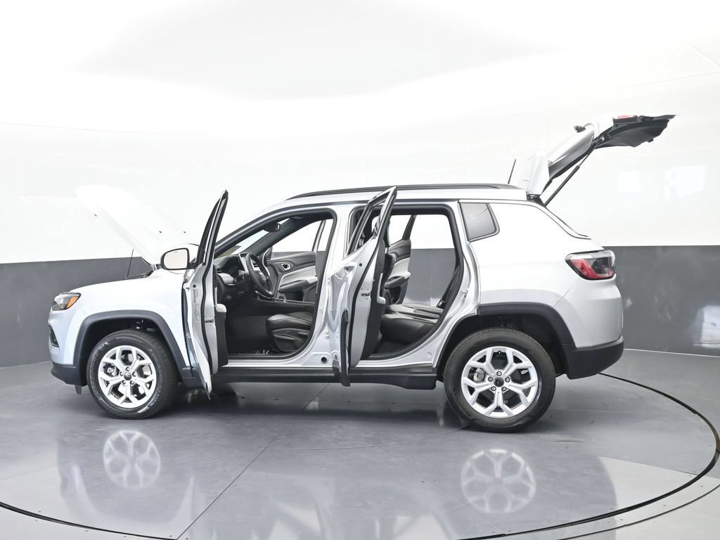 Used 2025 Jeep Compass Latitude AWD/4WD image 43
