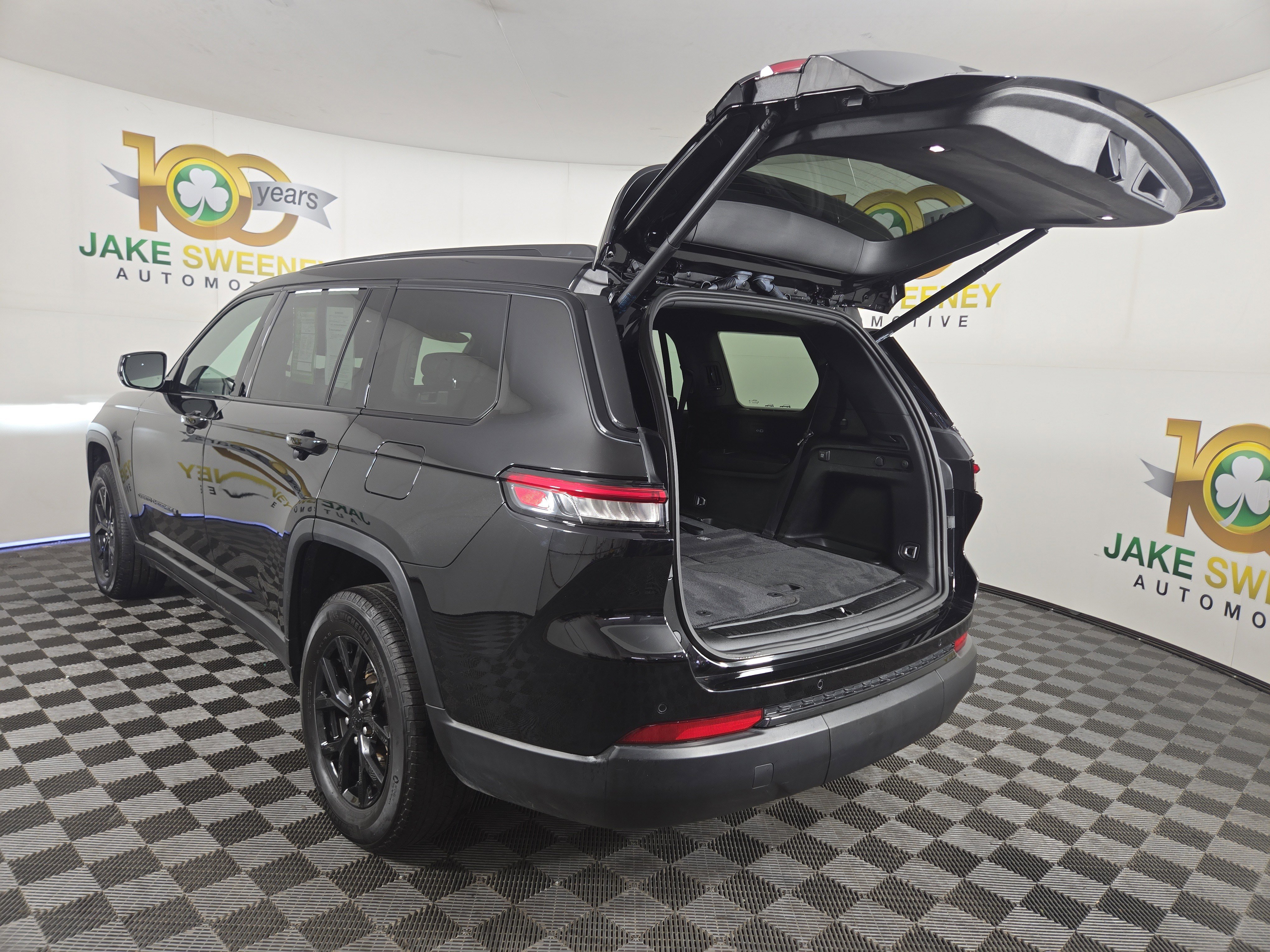 Used 2024 Jeep Grand Cherokee L Laredo image 32