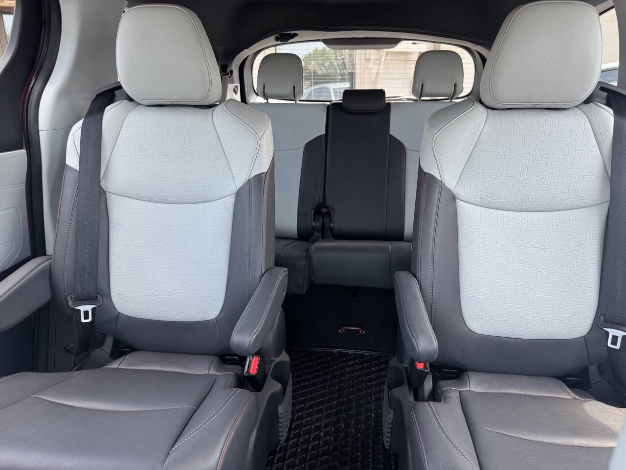Used 2024 Toyota Sienna XSE AWD/4WD image 17