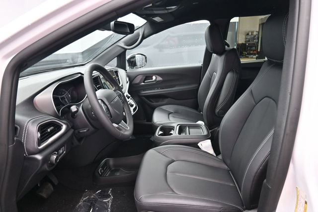 New 2027 Chrysler Pacifica Select FWD image 14