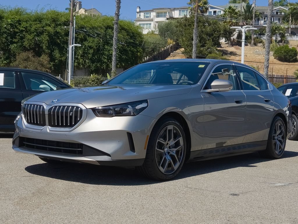 Used 2026 BMW i5 eDrive40 w/ Premium Package RWD image 3