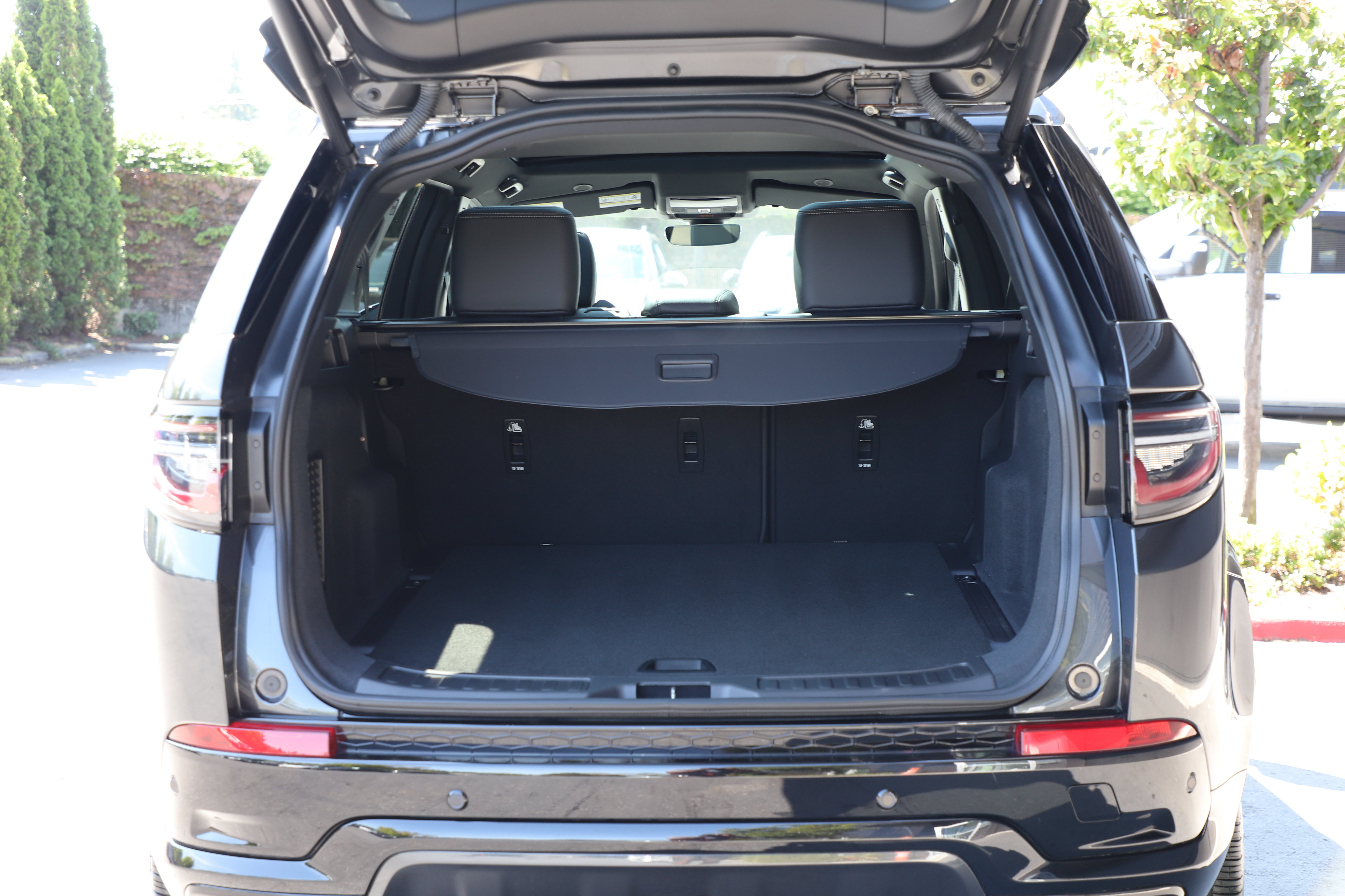 Certified 2025 Land Rover Discovery Sport Dynamic SE AWD/4WD image 16