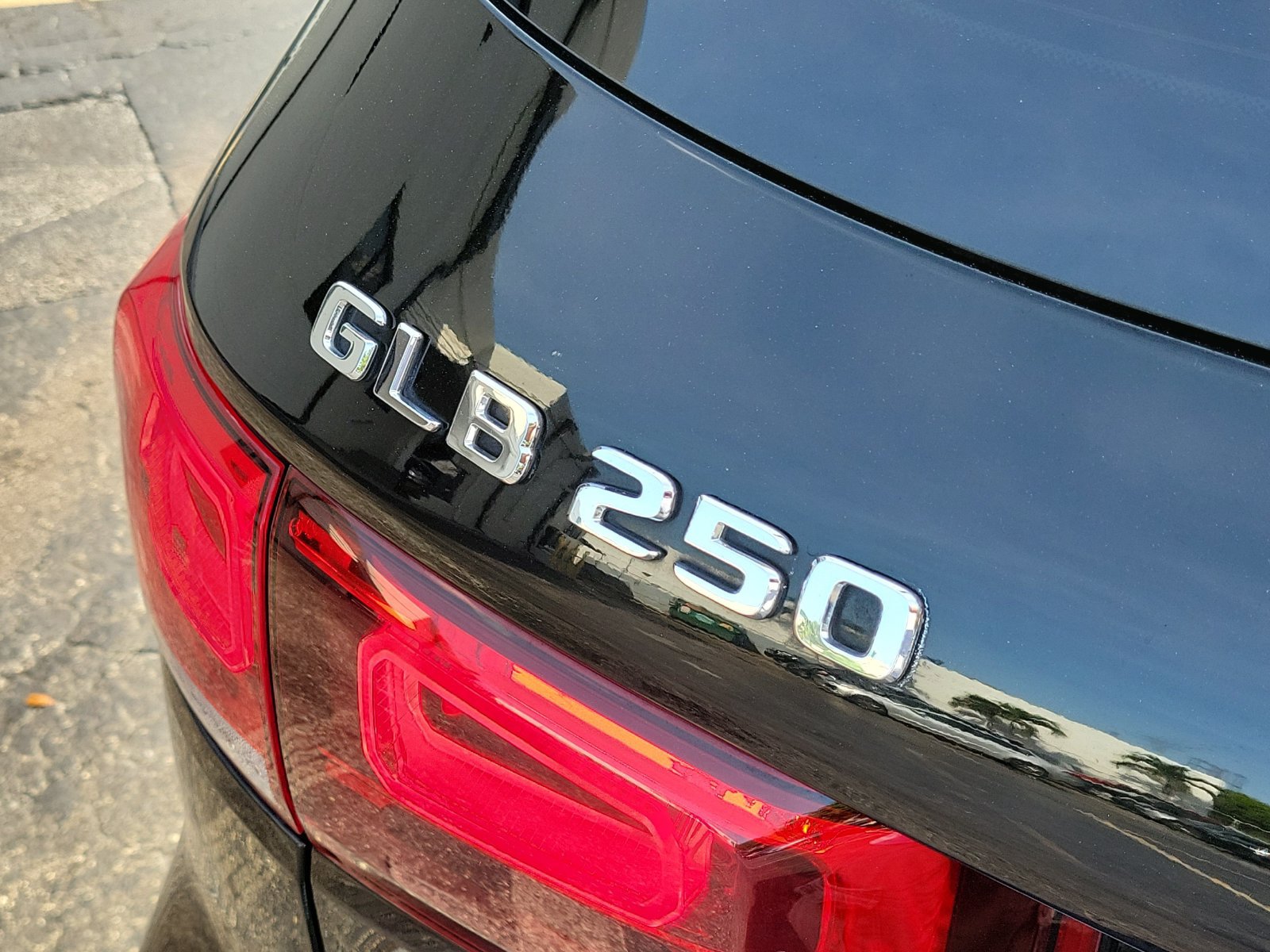 Used 2023 Mercedes-Benz GLB 250 w/ Premium Package image 7