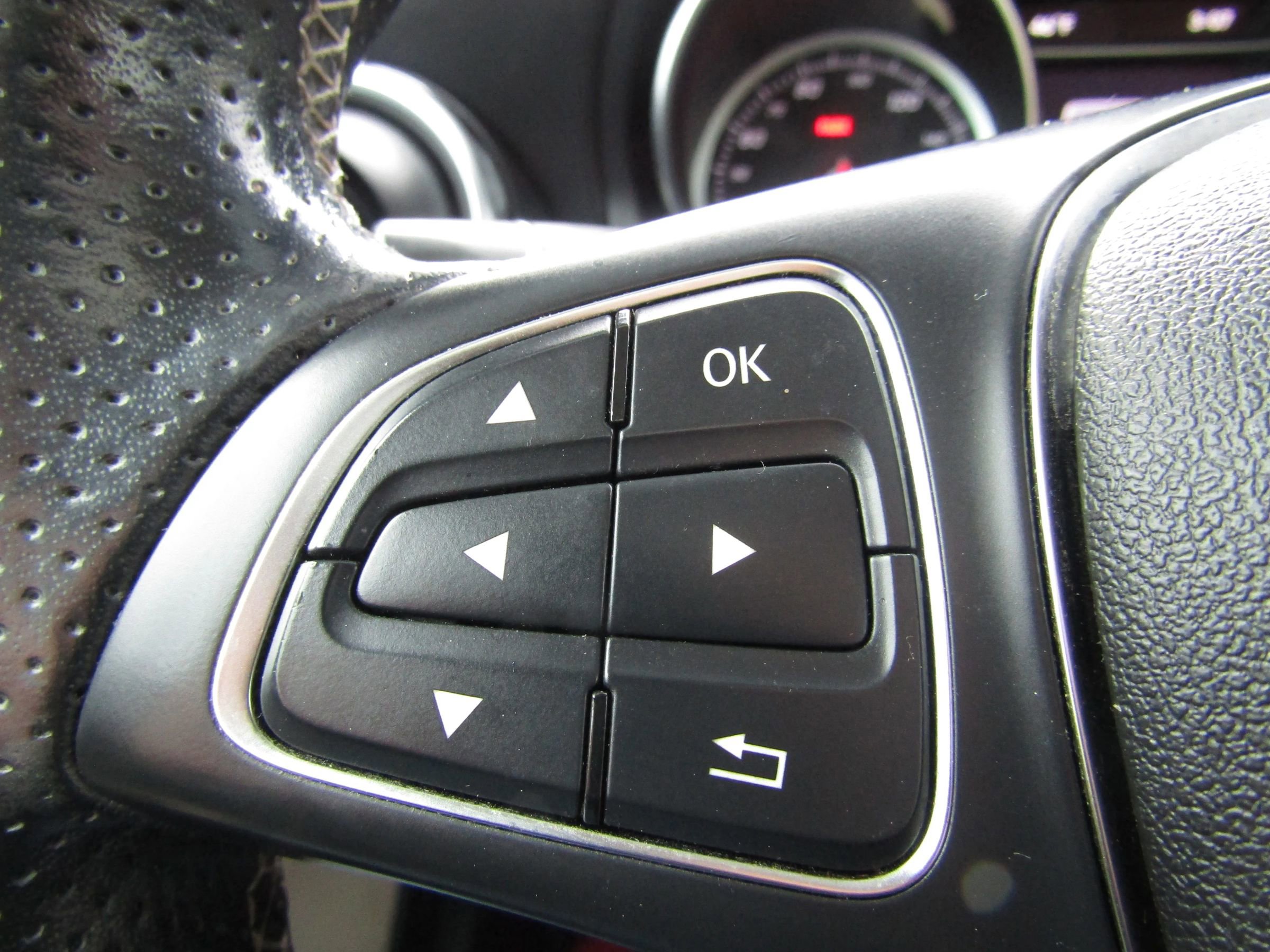 Used 2020 Mercedes-Benz GLA 250 4MATIC w/ Premium Package image 35