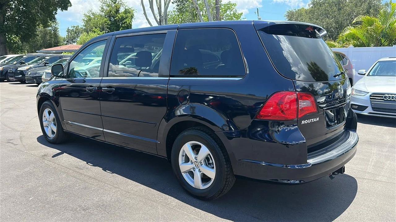 Used 2010 Volkswagen Routan SE FWD image 11