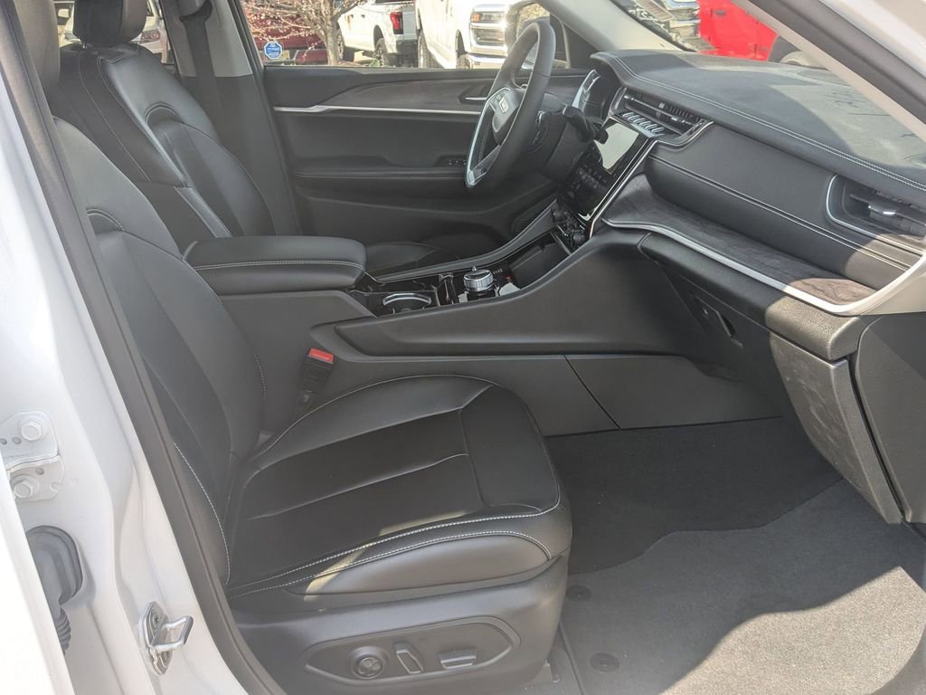 Used 2023 Jeep Grand Cherokee Limited w/ Black Appearance Package AWD/4WD image 31