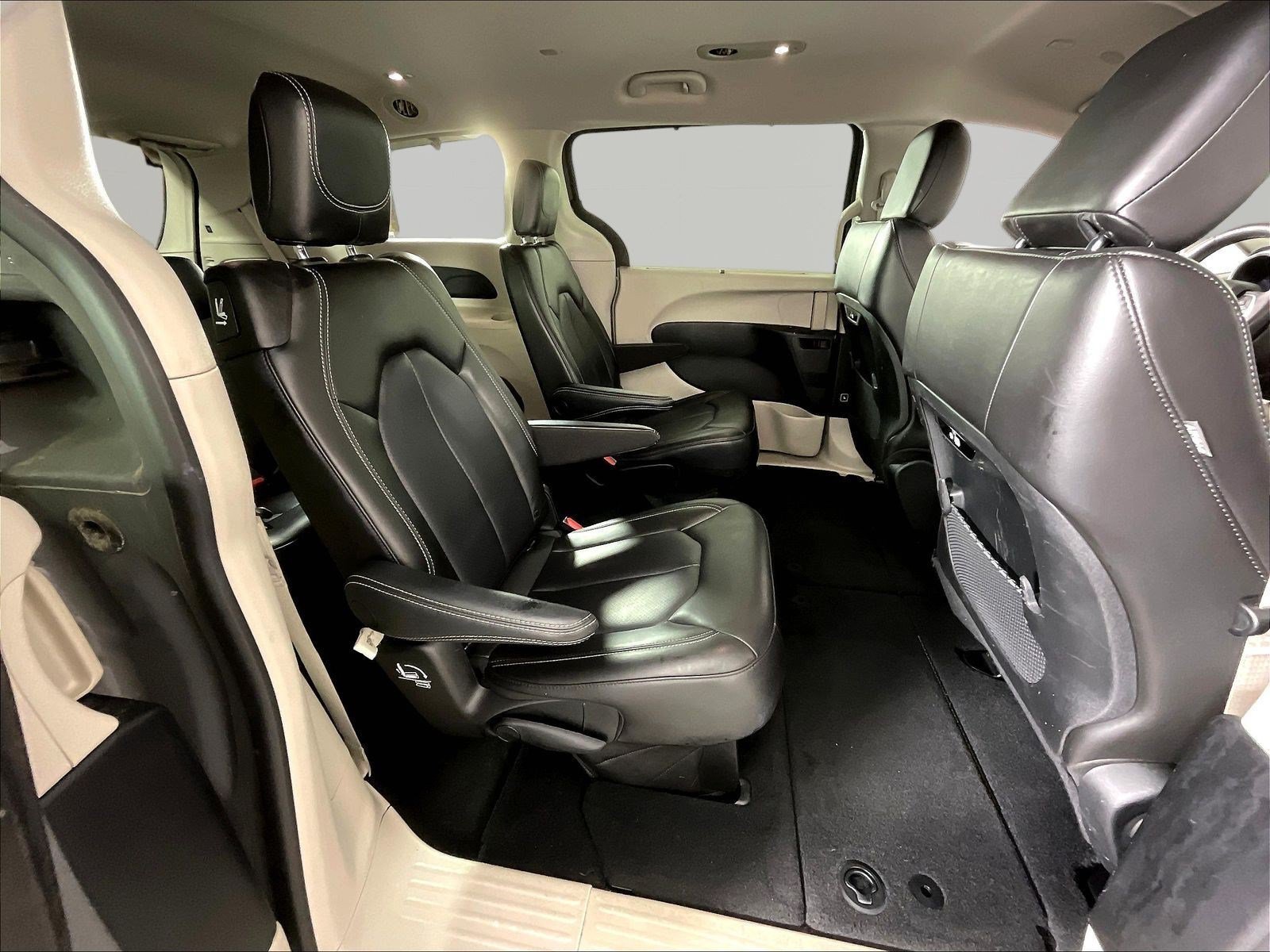 Used 2023 Chrysler Pacifica Touring-L FWD image 25