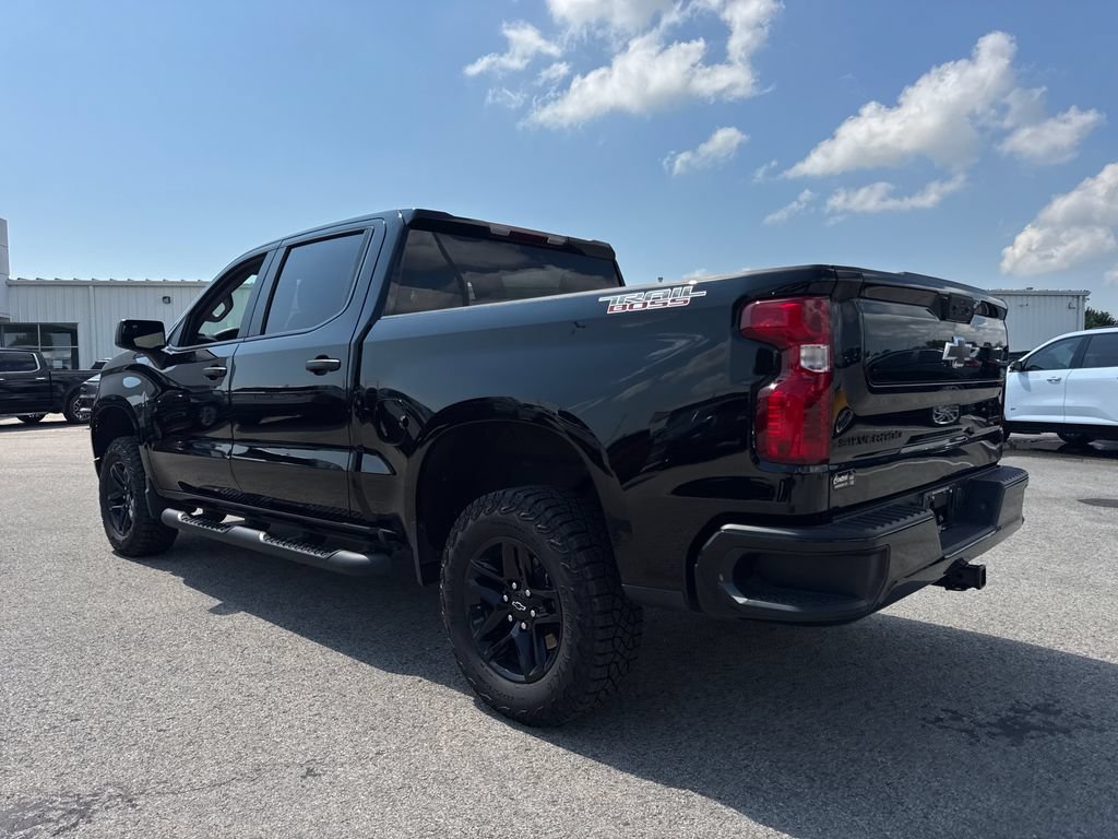 Used 2025 Chevrolet Silverado 1500 Custom Trail Boss w/ LPO, Dark Essentials Package AWD/4WD image 4