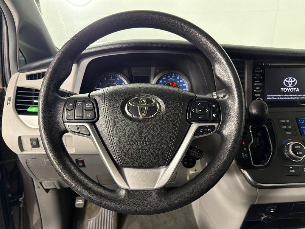 Used 2018 Toyota Sienna LE FWD image 15