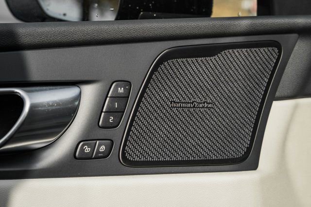New 2026 Volvo XC60 B5 Ultra w/ Protection Package Premier image 38