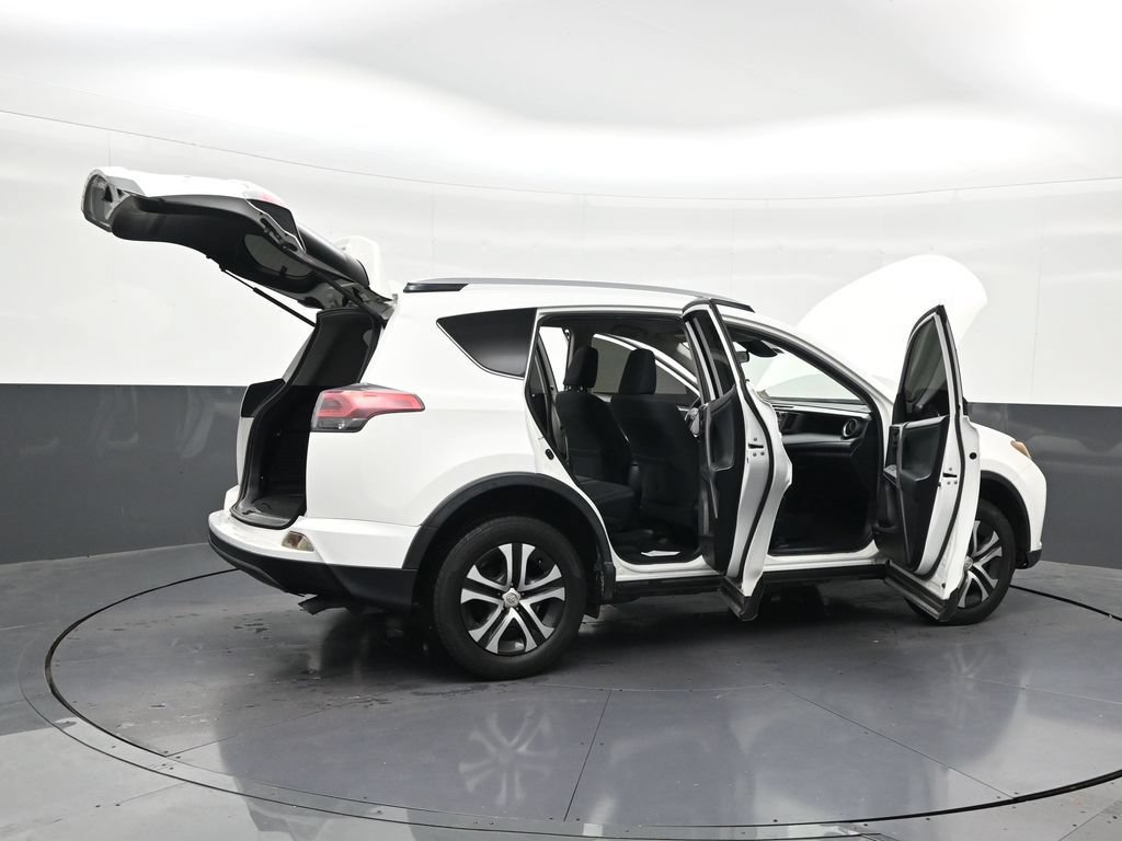 Used 2018 Toyota RAV4 LE FWD image 31