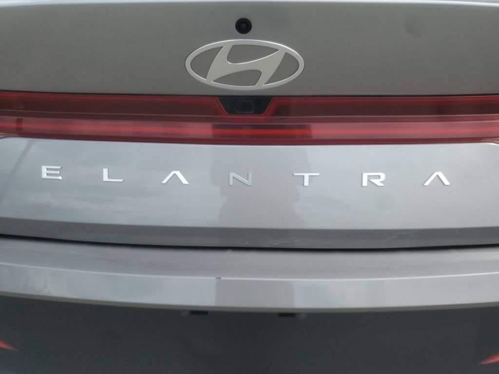 Used 2025 Hyundai Elantra Limited FWD image 36