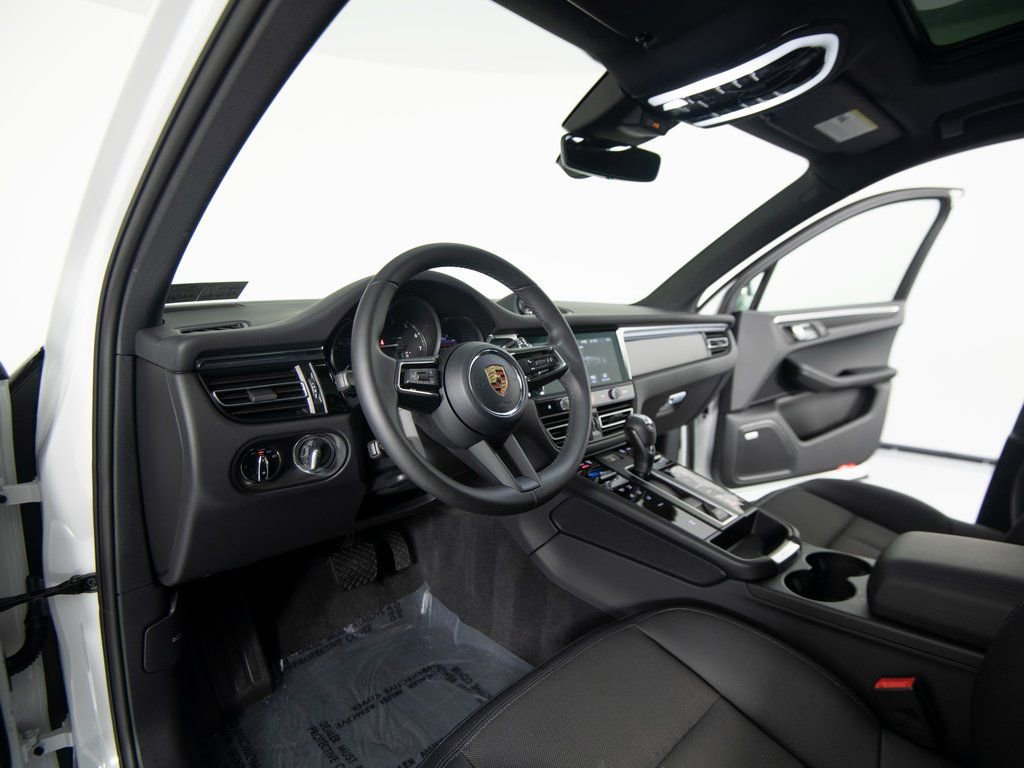 Certified 2025 Porsche Macan image 16