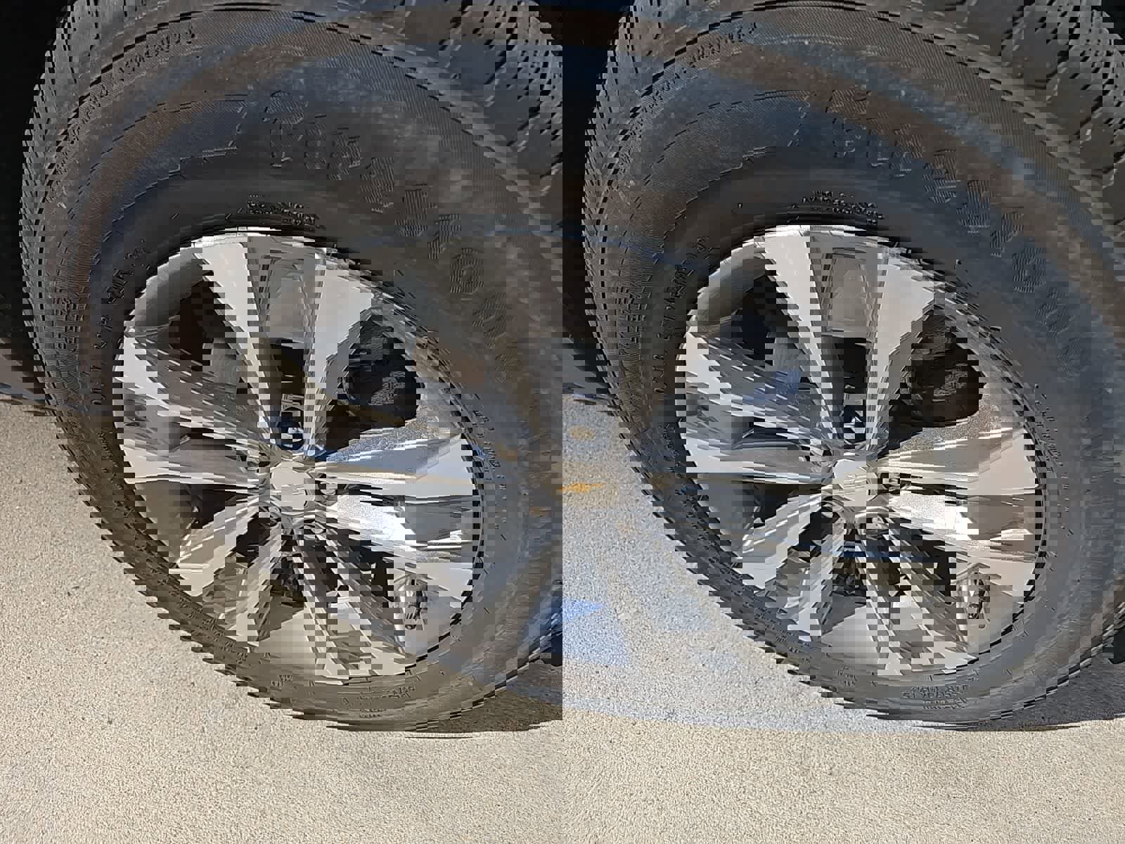 Used 2025 Chevrolet Equinox LT w/ Safety and Technology Package image 11