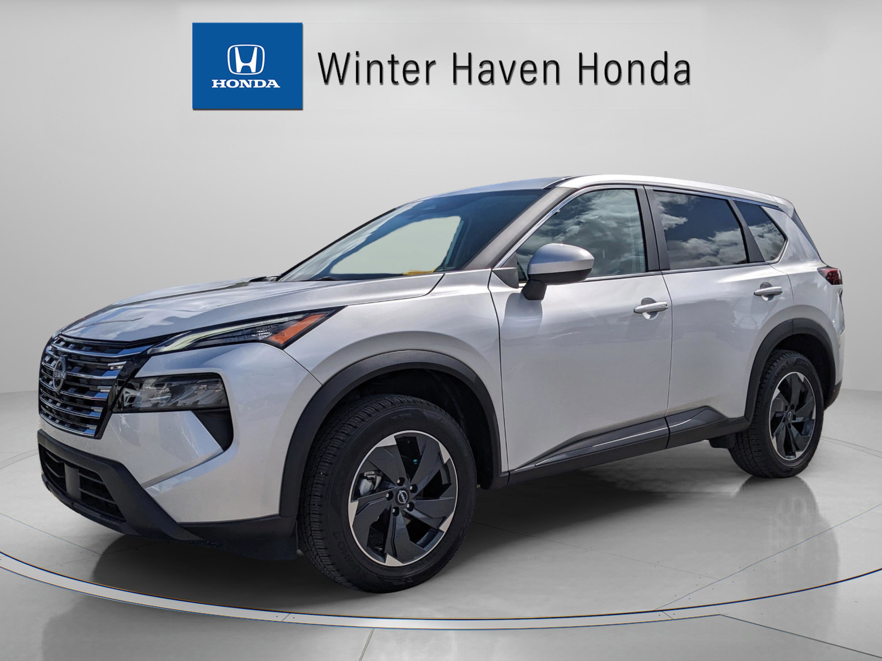 Used 2024 Nissan Rogue SV image 2