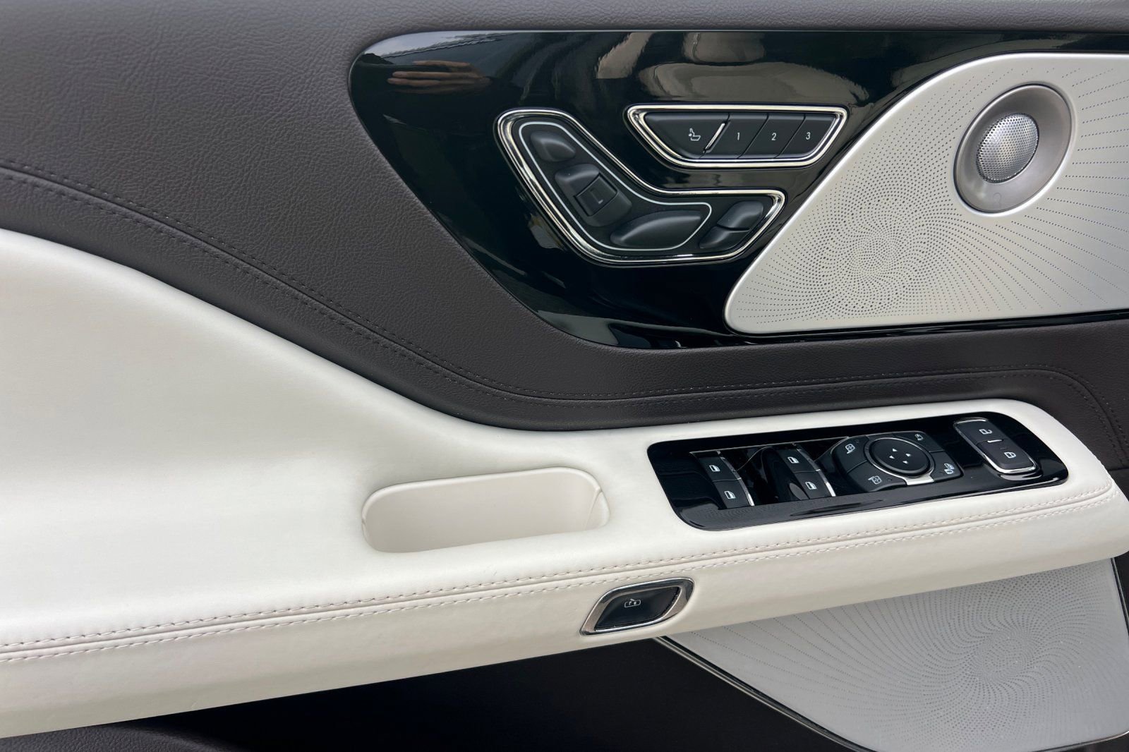 Certified 2023 Lincoln Aviator Black Label Grand Touring w/ Class IV Trailer Tow Package image 11