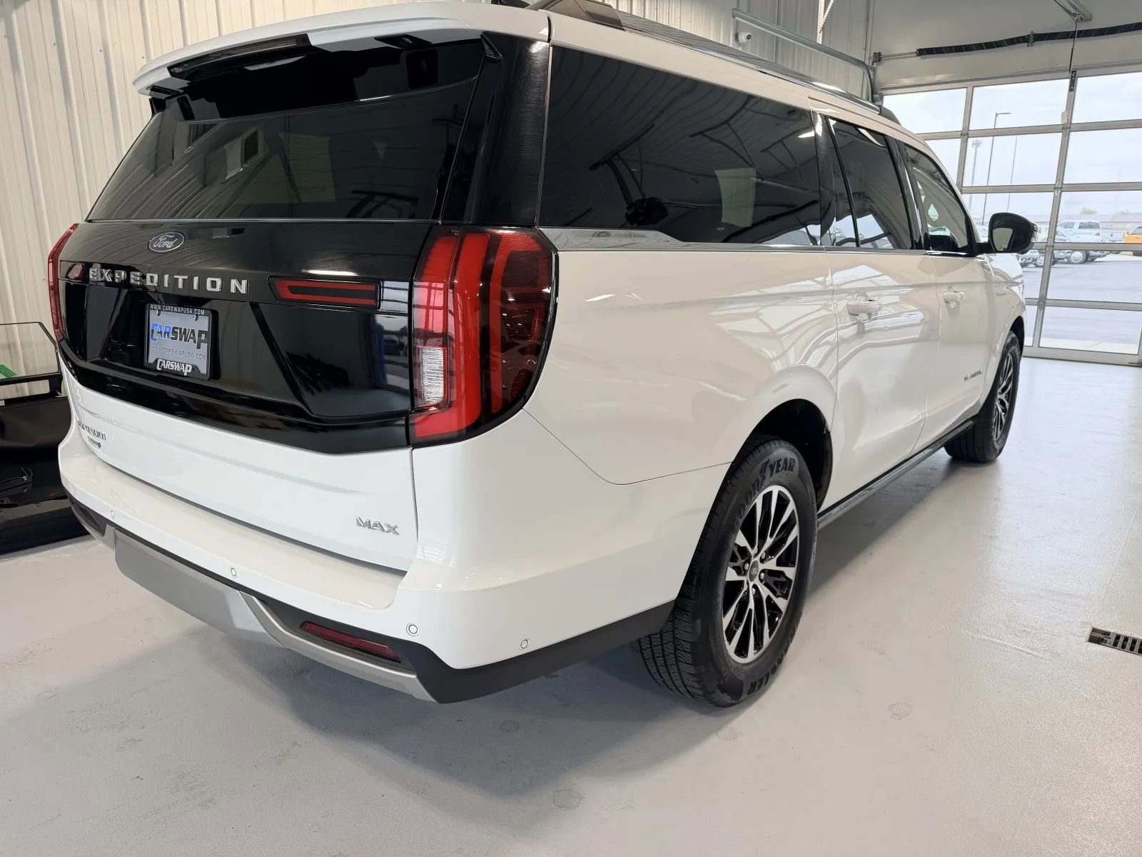 Used 2025 Ford Expedition Max Platinum AWD/4WD image 3