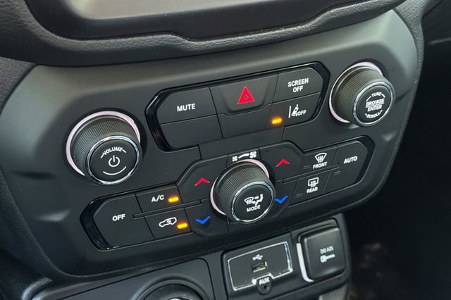 Used 2023 Jeep Renegade Latitude AWD/4WD image 31