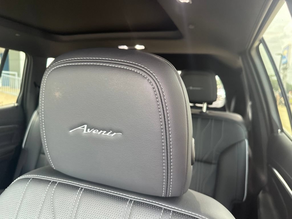 Used 2025 Buick Enclave Avenir AWD/4WD image 6