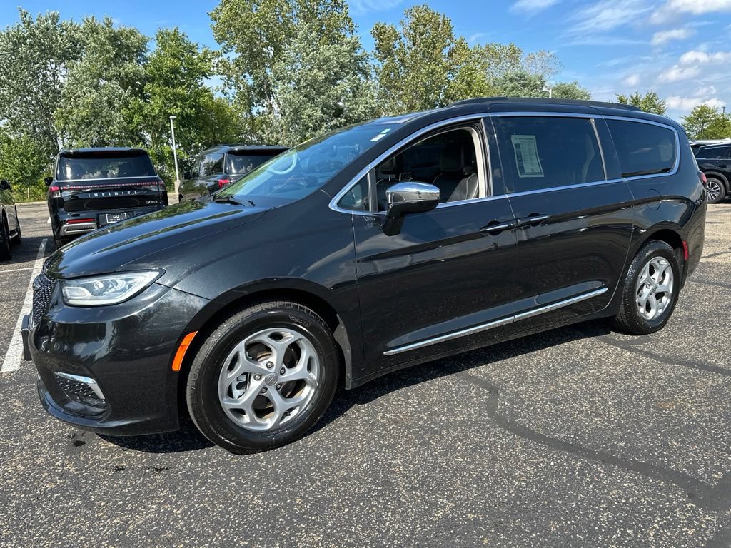 Used 2023 Chrysler Pacifica Limited FWD image 9