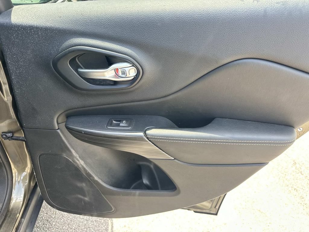 Used 2016 Jeep Cherokee Limited AWD/4WD image 13