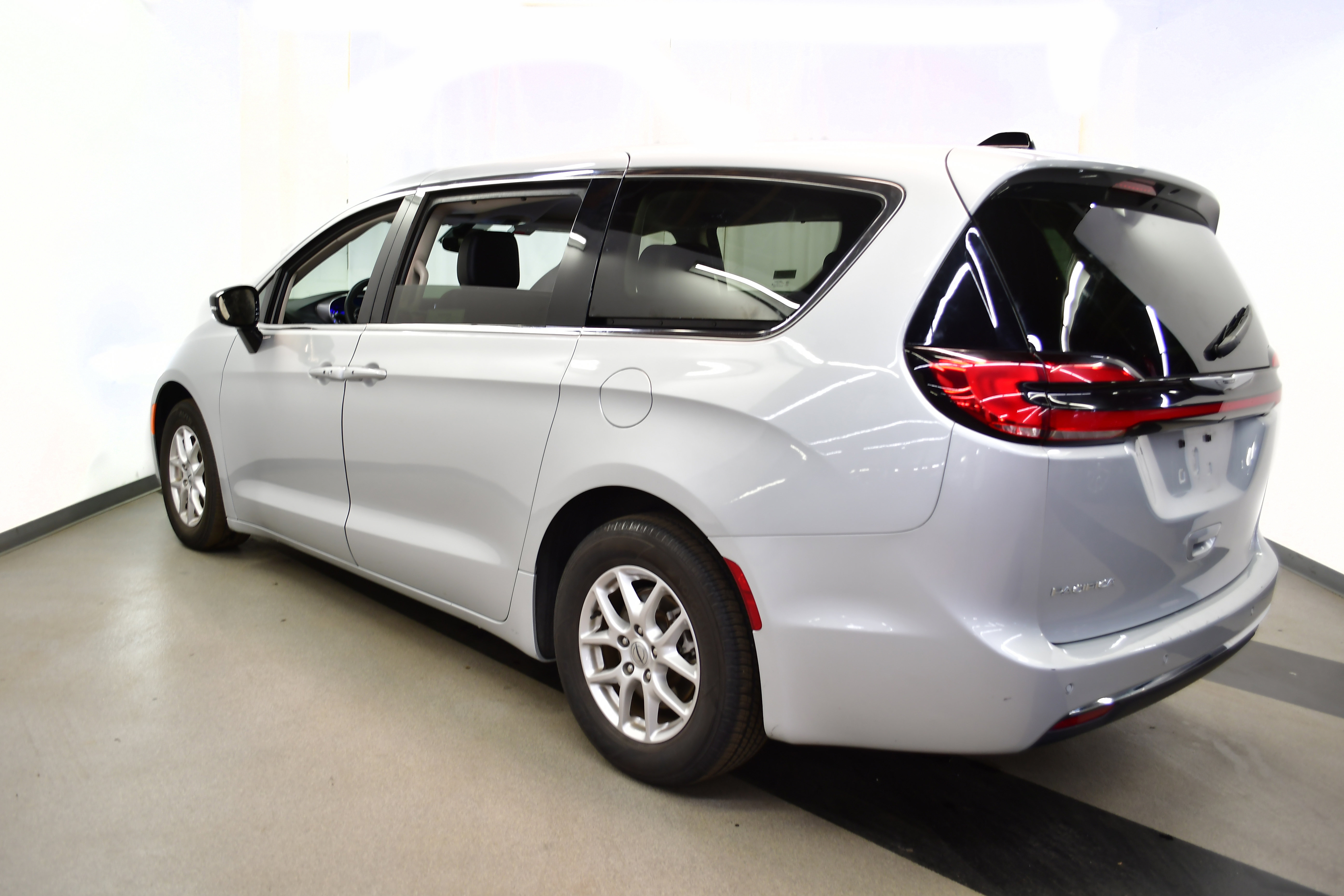Used 2024 Chrysler Pacifica Touring-L image 5