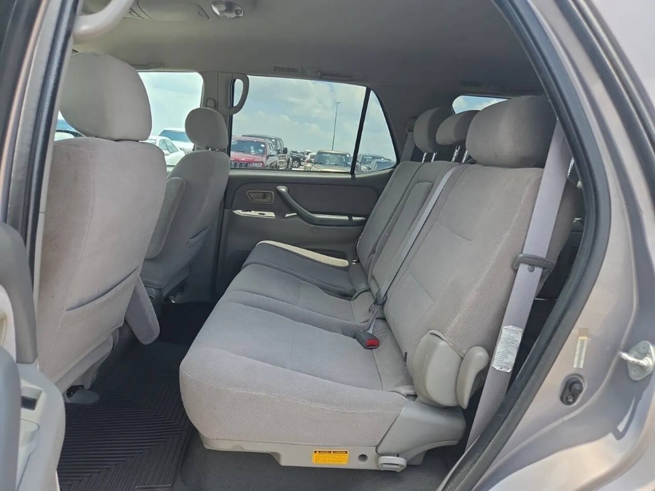 Used 2001 Toyota Sequoia SR5 w/ Convenience Pkg AWD/4WD image 4
