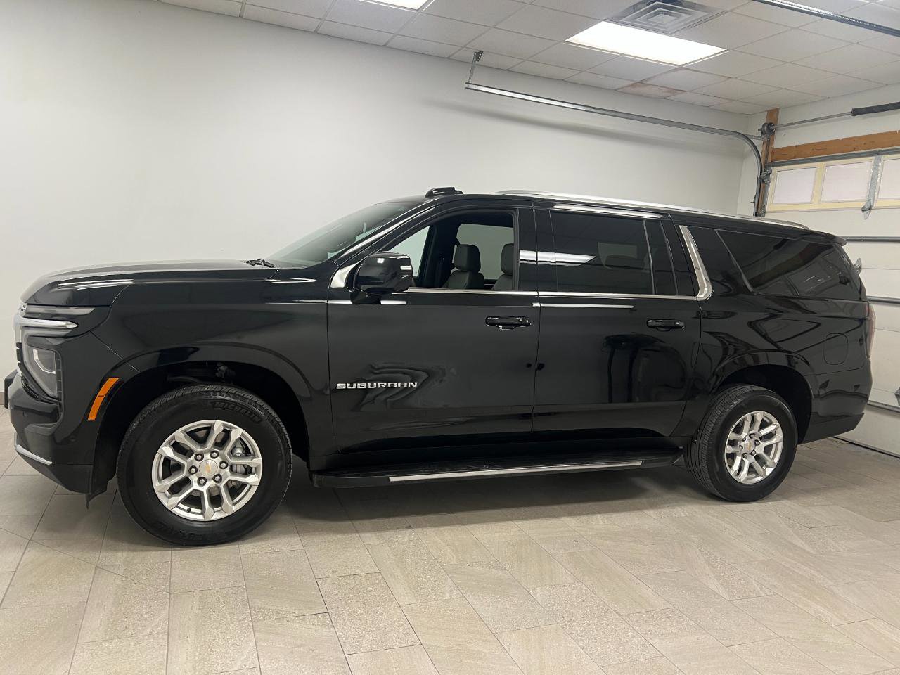 Used 2025 Chevrolet Suburban LT image 14