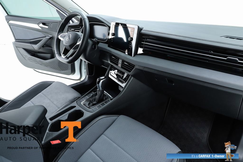 Used 2025 Volkswagen Jetta SE w/ Sunroof Package image 32